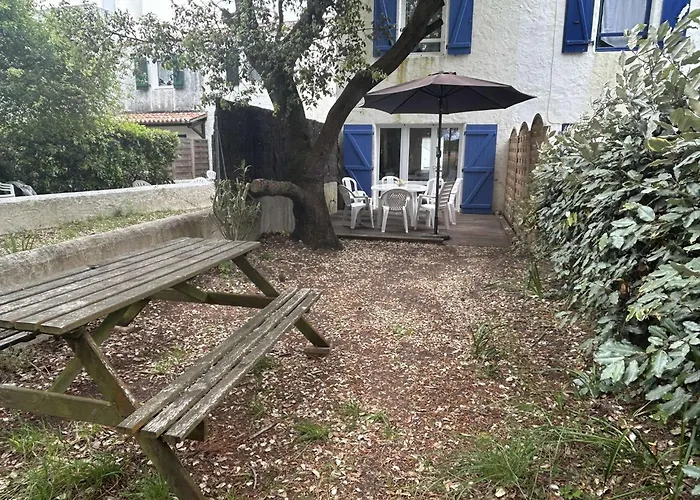 Vakantiehuis Maison Familiale Pour 8 Avec Terrasse, A 300m De La - - Fr-1-224b-228